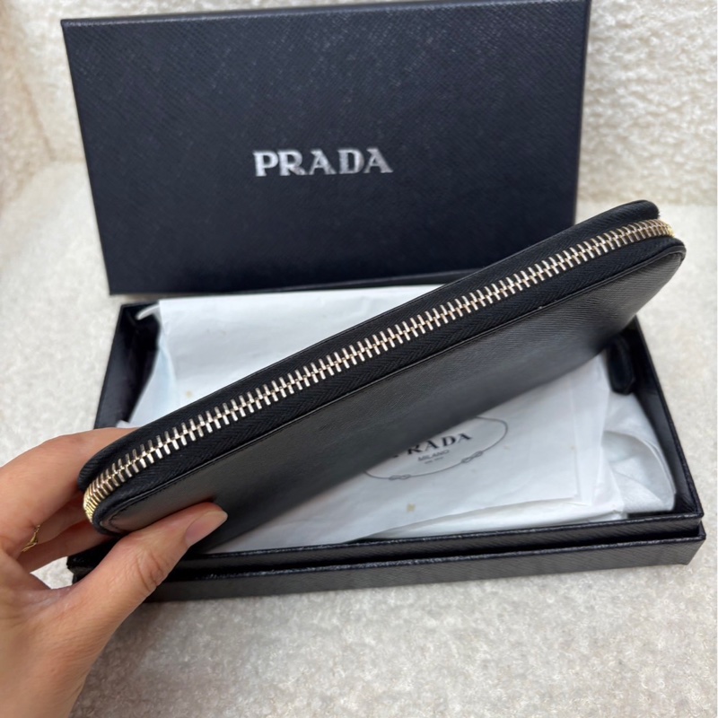 Prada十字紋牛皮革黑金長錢包 全新閒置配件盒子-1