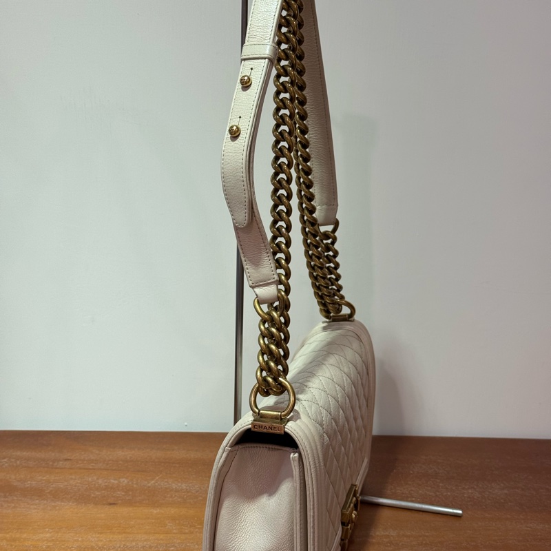 CHANEL Boy 25cm 杏色牛皮配金鏈斜孭袋-2