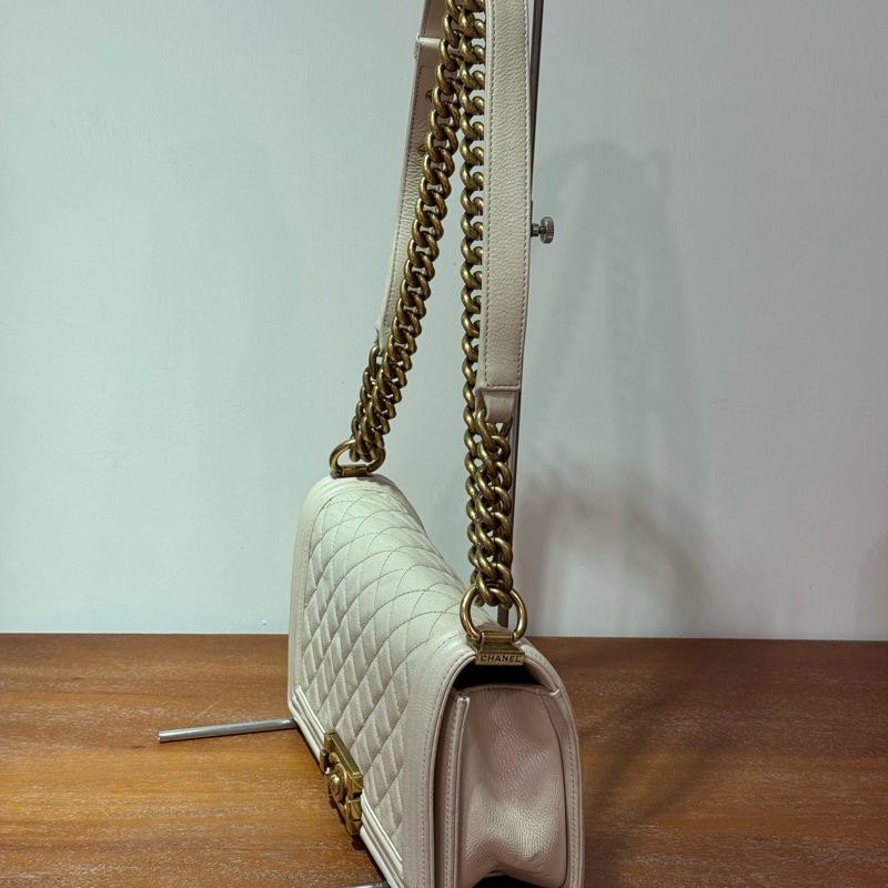 CHANEL Boy 25cm 杏色牛皮配金鏈斜孭袋-3