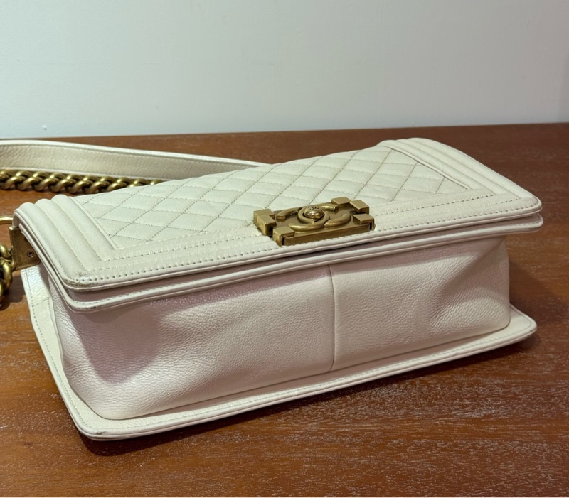 CHANEL Boy 25cm 杏色牛皮配金鏈斜孭袋-7