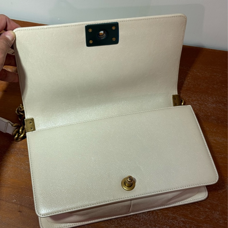 CHANEL Boy 25cm 杏色牛皮配金鏈斜孭袋-12