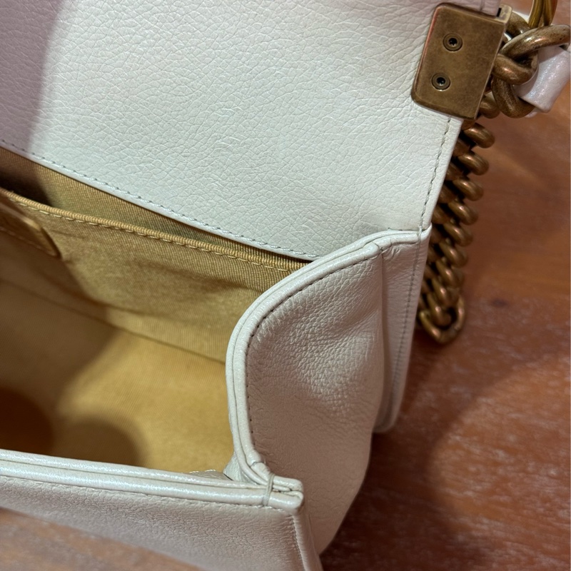 CHANEL Boy 25cm 杏色牛皮配金鏈斜孭袋-14