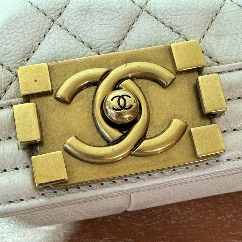 CHANEL Boy 25cm 杏色牛皮配金鏈斜孭袋-16