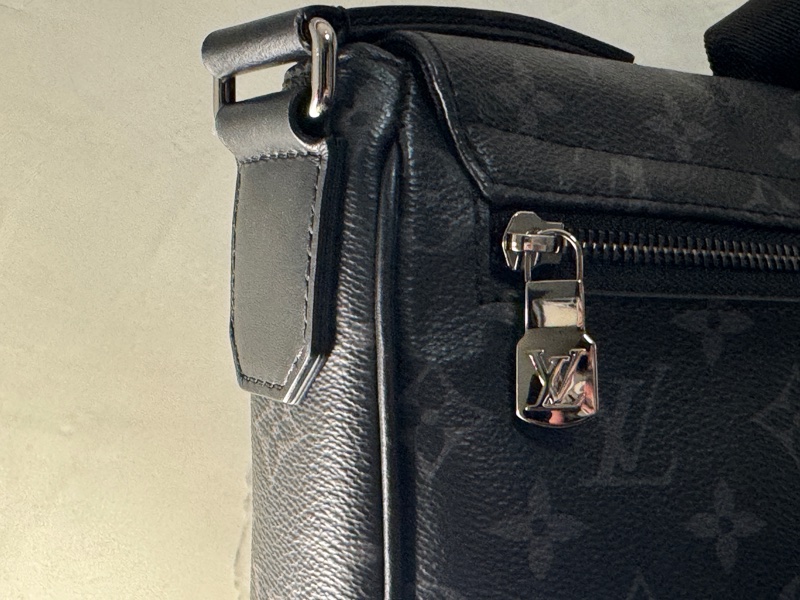 LV黑老花斜背包、黑武士M44000-5