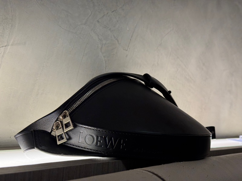 LOEWE 絕版牛皮小包 男女生都適合，簡約時尚帥氣-3