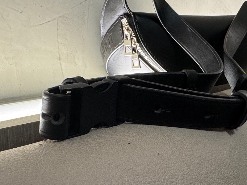 LOEWE 絕版牛皮小包 男女生都適合，簡約時尚帥氣-4