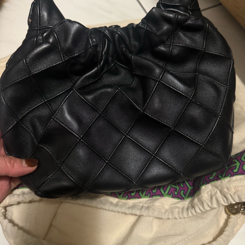 Tory Burch 復古金鏈羊皮斜背小流浪包-1