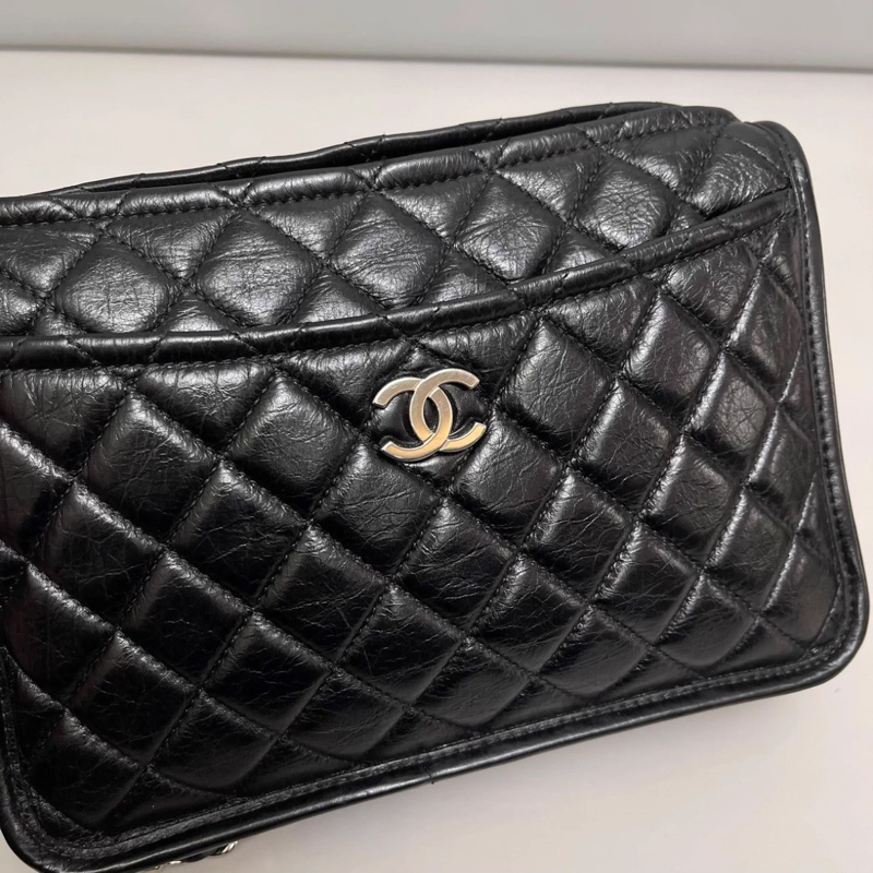 Chanel香奈兒 黑銀油蠟牛皮菱格相機包-2