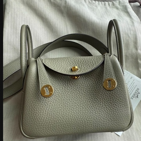 有購証🩷 愛馬仕lindymini Q1鼠尾草綠金扣B刻 五金有膜，無底釘膜 莫蘭迪色系 塵袋 小票