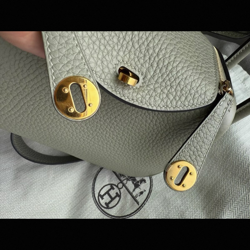 有購証🩷 愛馬仕lindymini Q1鼠尾草綠金扣B刻 五金有膜，無底釘膜 莫蘭迪色系 塵袋 小票-7