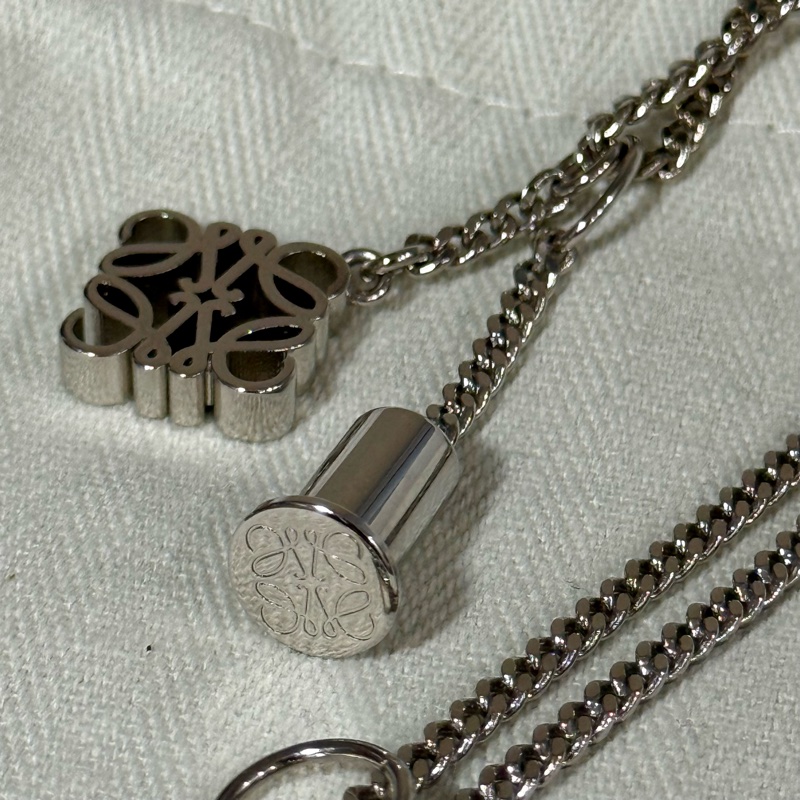 Loewe 經典銀Logo吊墜項鍊-1