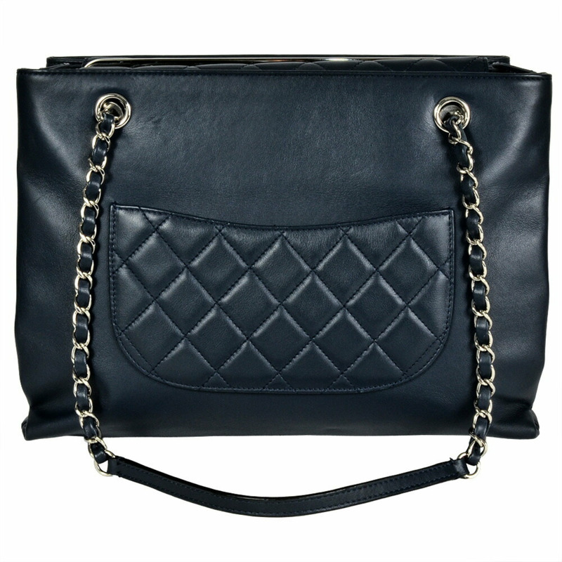 香奈兒海軍藍皮革絎縫鏈條手提包，飾有Coco標誌吊飾-3