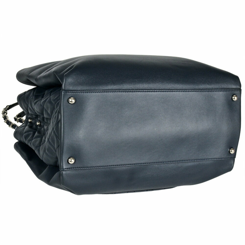 香奈兒海軍藍皮革絎縫鏈條手提包，飾有Coco標誌吊飾-4