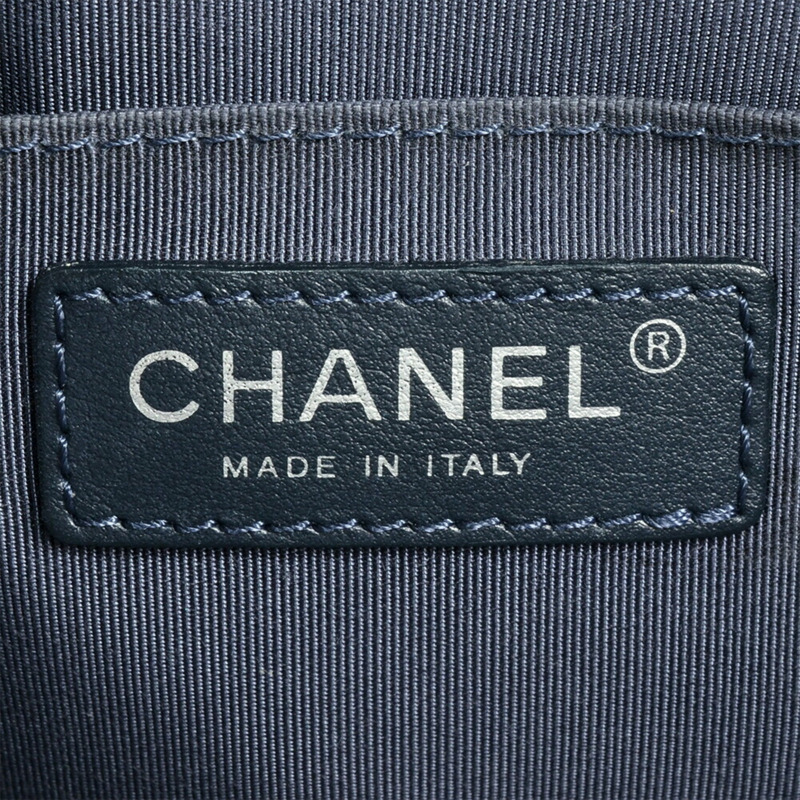 香奈兒海軍藍皮革絎縫鏈條手提包，飾有Coco標誌吊飾-7
