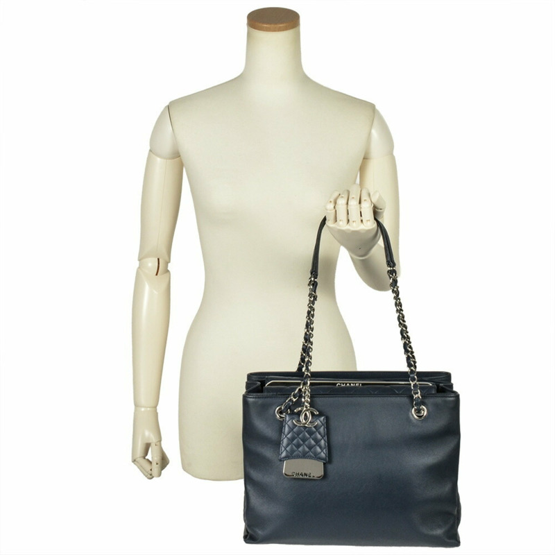 香奈兒海軍藍皮革絎縫鏈條手提包，飾有Coco標誌吊飾-8
