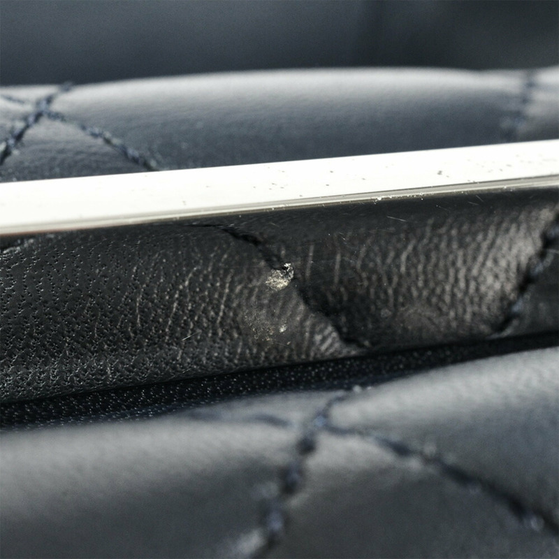 香奈兒海軍藍皮革絎縫鏈條手提包，飾有Coco標誌吊飾-9