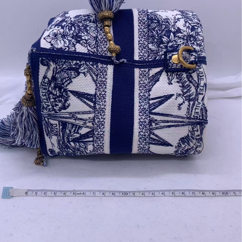 Dior 迪奧 Bubble 聖誕限定的八芒星流蘇刺繡小水桶，15✖️18-8