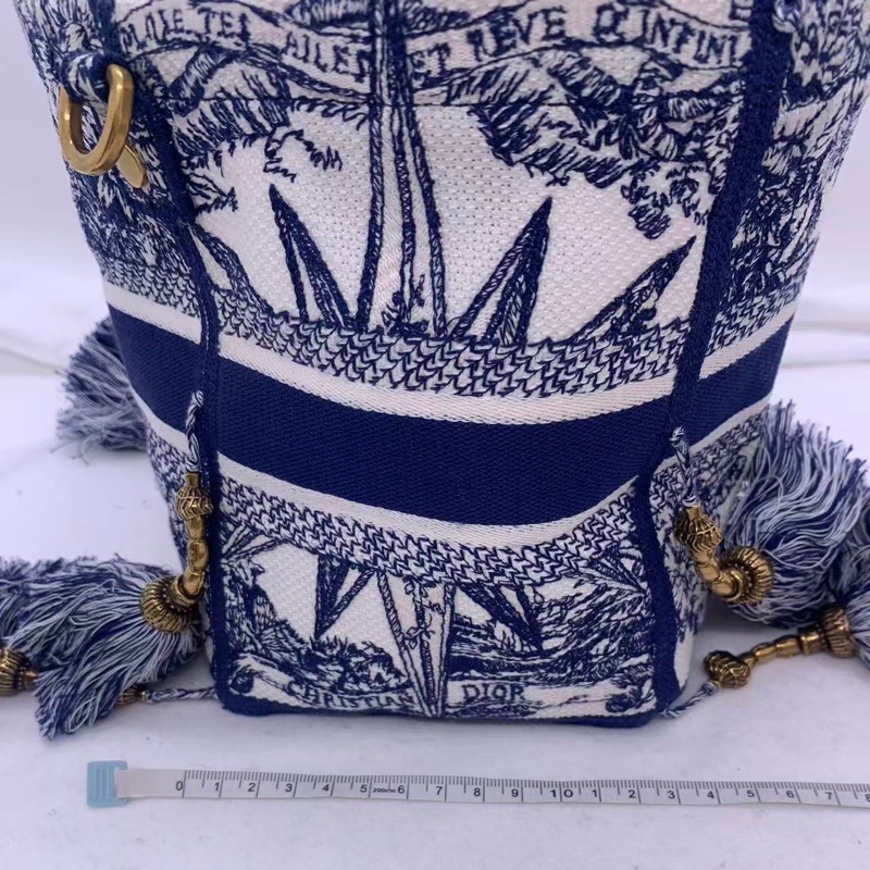 Dior 迪奧 Bubble 聖誕限定的八芒星流蘇刺繡小水桶，15✖️18-9