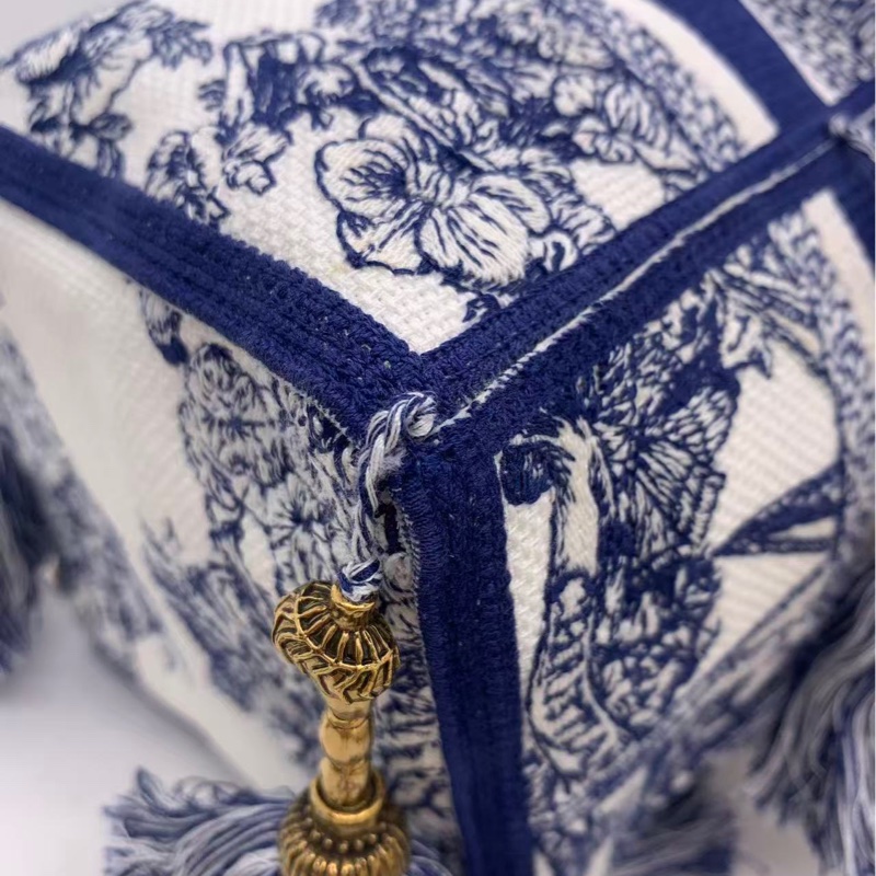 Dior 迪奧 Bubble 聖誕限定的八芒星流蘇刺繡小水桶，15✖️18-10