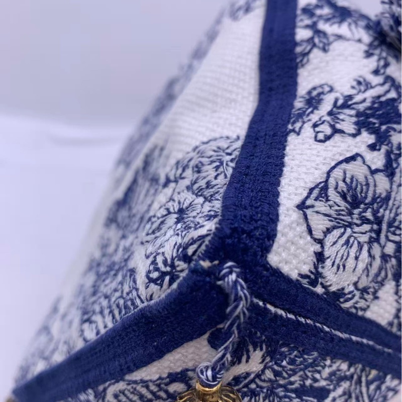 Dior 迪奧 Bubble 聖誕限定的八芒星流蘇刺繡小水桶，15✖️18-12