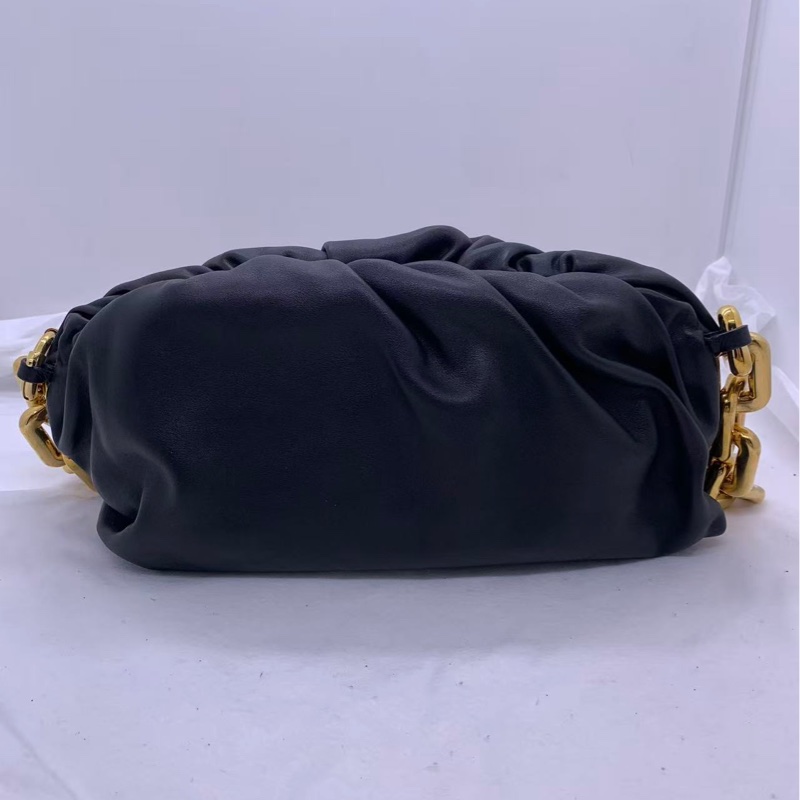 葆蝶家/BV The chain pouch 金色粗鏈條設計大號黑色腋下手提包，30✖️15-1