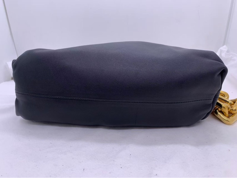 葆蝶家/BV The chain pouch 金色粗鏈條設計大號黑色腋下手提包，30✖️15-3