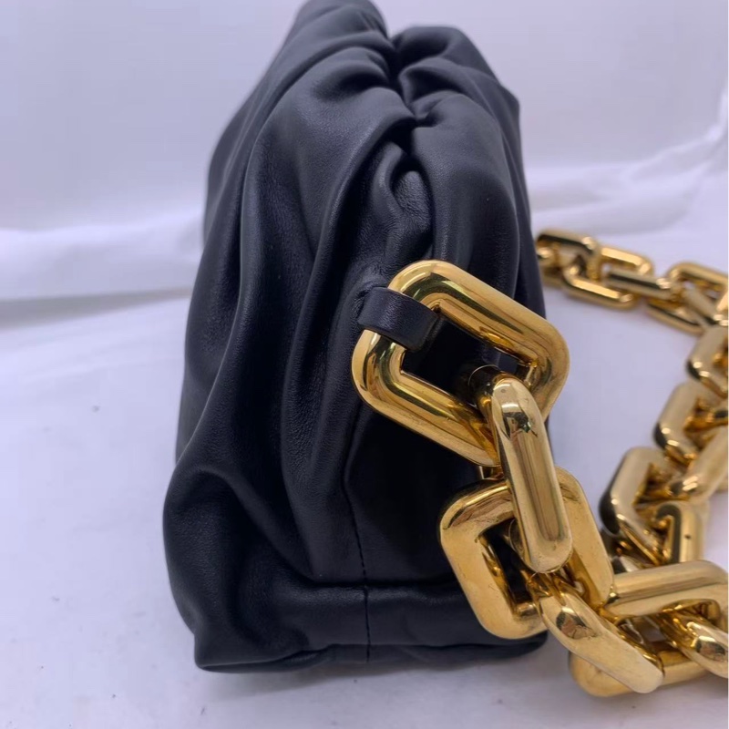 葆蝶家/BV The chain pouch 金色粗鏈條設計大號黑色腋下手提包，30✖️15-4