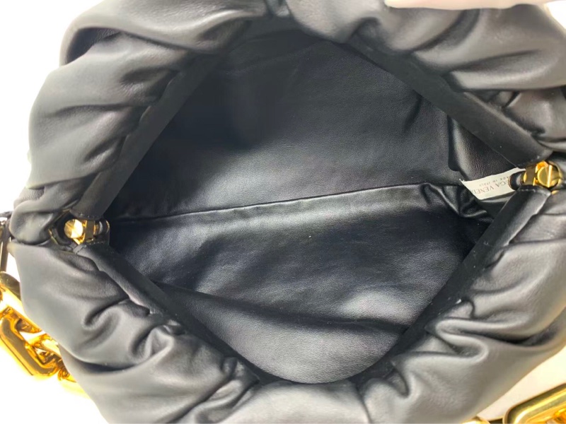 葆蝶家/BV The chain pouch 金色粗鏈條設計大號黑色腋下手提包，30✖️15-5