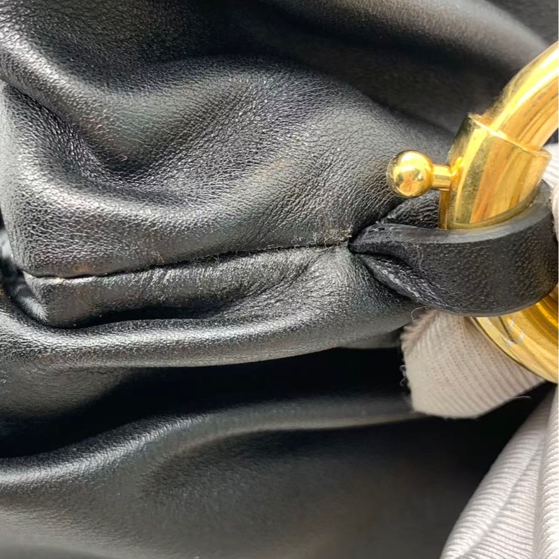 葆蝶家/BV The chain pouch 金色粗鏈條設計大號黑色腋下手提包，30✖️15-10