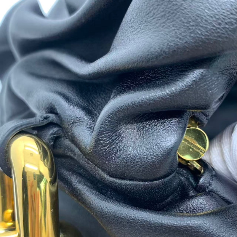 葆蝶家/BV The chain pouch 金色粗鏈條設計大號黑色腋下手提包，30✖️15-11