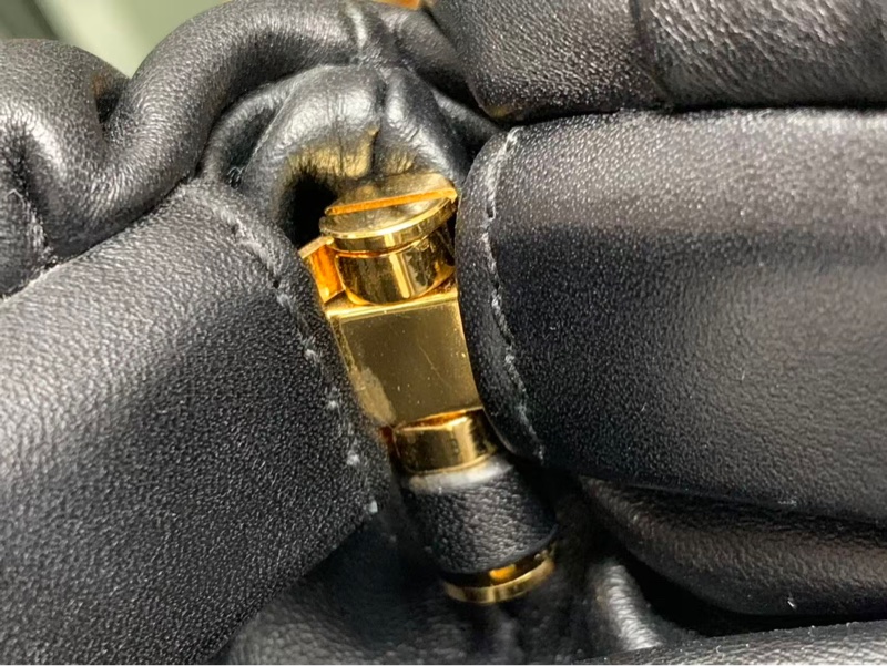 葆蝶家/BV The chain pouch 金色粗鏈條設計大號黑色腋下手提包，30✖️15-12