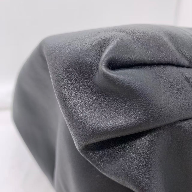 葆蝶家/BV The chain pouch 金色粗鏈條設計大號黑色腋下手提包，30✖️15-13