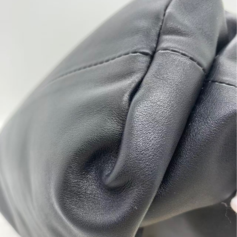 葆蝶家/BV The chain pouch 金色粗鏈條設計大號黑色腋下手提包，30✖️15-15