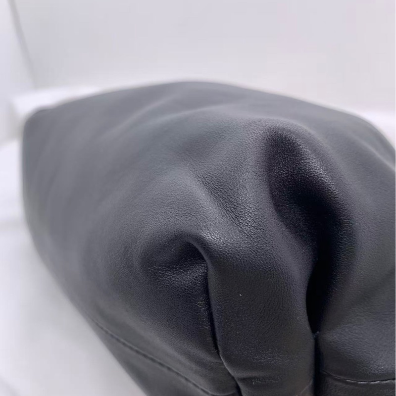 葆蝶家/BV The chain pouch 金色粗鏈條設計大號黑色腋下手提包，30✖️15-16