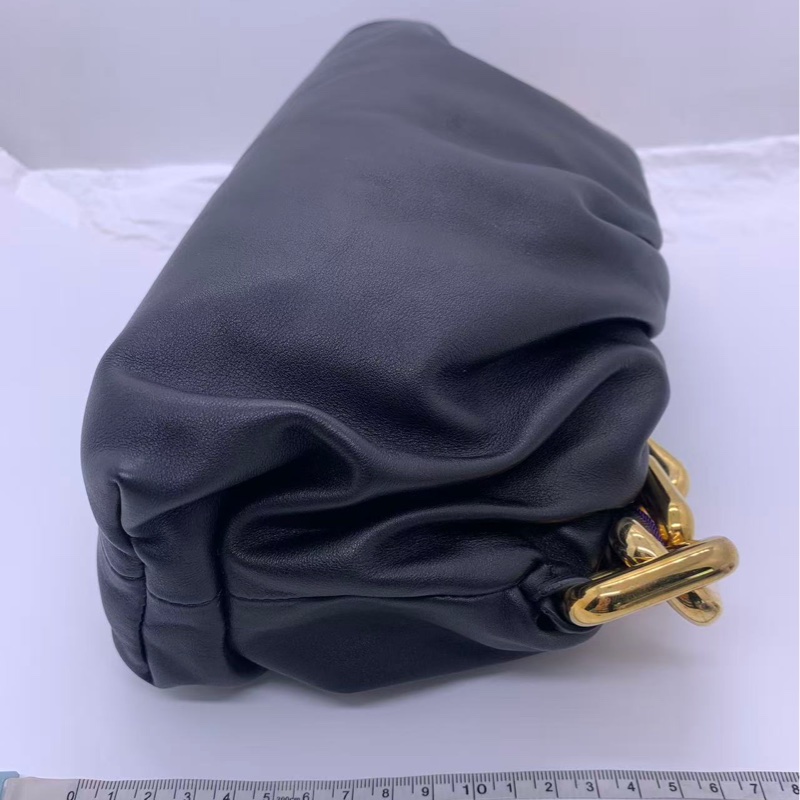 葆蝶家/BV The chain pouch 金色粗鏈條設計大號黑色腋下手提包，30✖️15-17