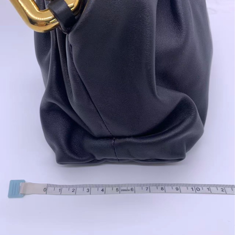 葆蝶家/BV The chain pouch 金色粗鏈條設計大號黑色腋下手提包，30✖️15-18