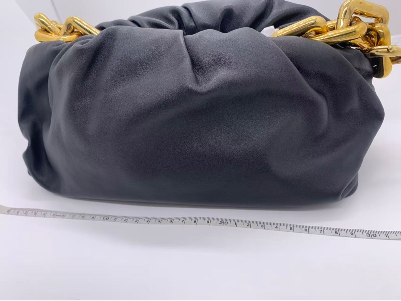 葆蝶家/BV The chain pouch 金色粗鏈條設計大號黑色腋下手提包，30✖️15-19