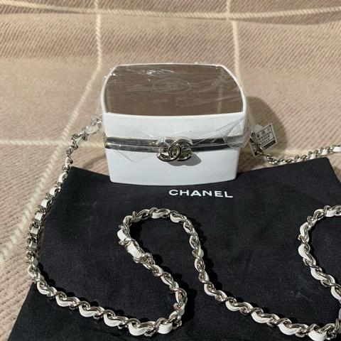 Chanel 香奈兒 21K 秀款白色羊皮鏡麵粉餅包化妝包 尺寸11×11cm
