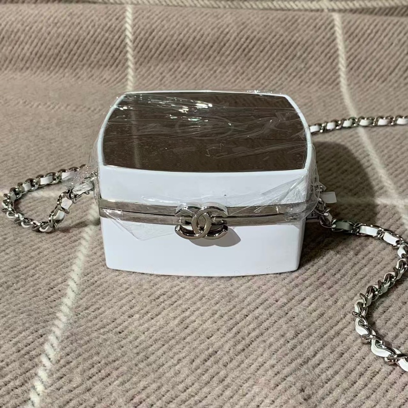 Chanel 香奈兒 21K 秀款白色羊皮鏡麵粉餅包化妝包 尺寸11×11cm-1