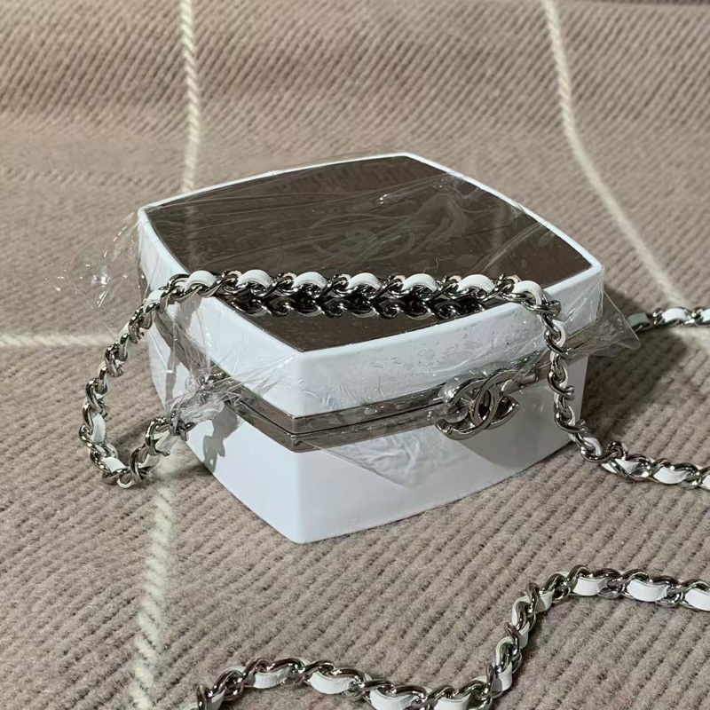 Chanel 香奈兒 21K 秀款白色羊皮鏡麵粉餅包化妝包 尺寸11×11cm-2