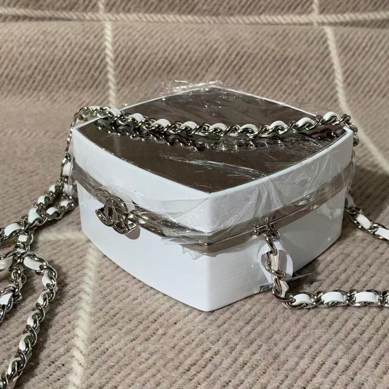 Chanel 香奈兒 21K 秀款白色羊皮鏡麵粉餅包化妝包 尺寸11×11cm-3