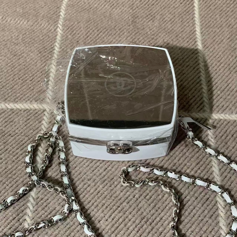 Chanel 香奈兒 21K 秀款白色羊皮鏡麵粉餅包化妝包 尺寸11×11cm-4