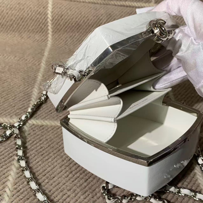 Chanel 香奈兒 21K 秀款白色羊皮鏡麵粉餅包化妝包 尺寸11×11cm-6