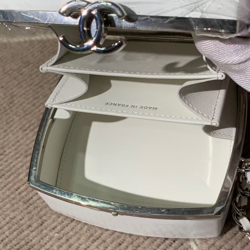 Chanel 香奈兒 21K 秀款白色羊皮鏡麵粉餅包化妝包 尺寸11×11cm-7