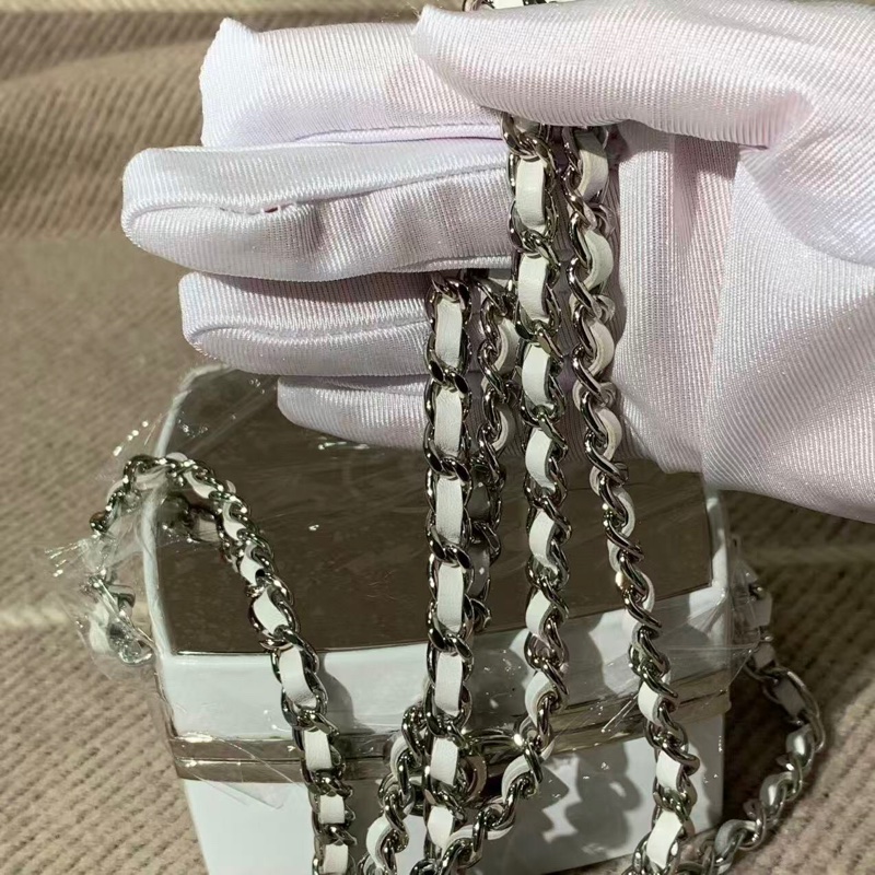 Chanel 香奈兒 21K 秀款白色羊皮鏡麵粉餅包化妝包 尺寸11×11cm-9