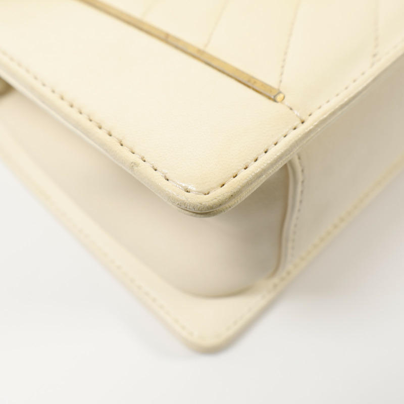 CHANEL 牛皮皮革Chain Shoulder金扣鏈帶肩背袋-16