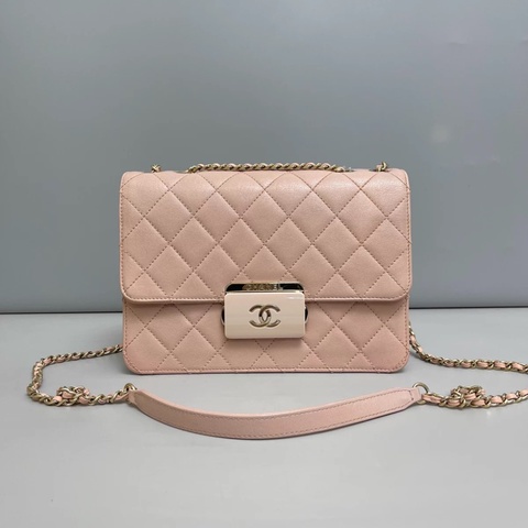 Chanel香奈兒 粉色全皮菱格琺瑯扣單肩斜挎包