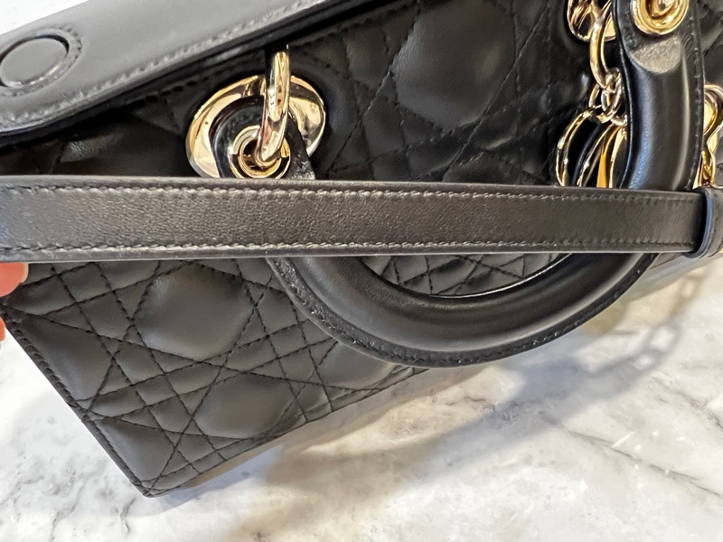 Dior 黑羊皮籐格紋淡金釦Lady Dior中型手提肩斜背包-17