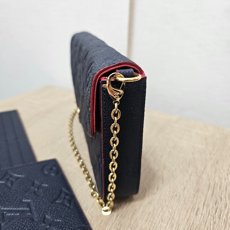 [包況很好瘋狂價格❣️就一顆 ] LV深藍牛皮壓紋金釦Pochette三合一鏈包-1