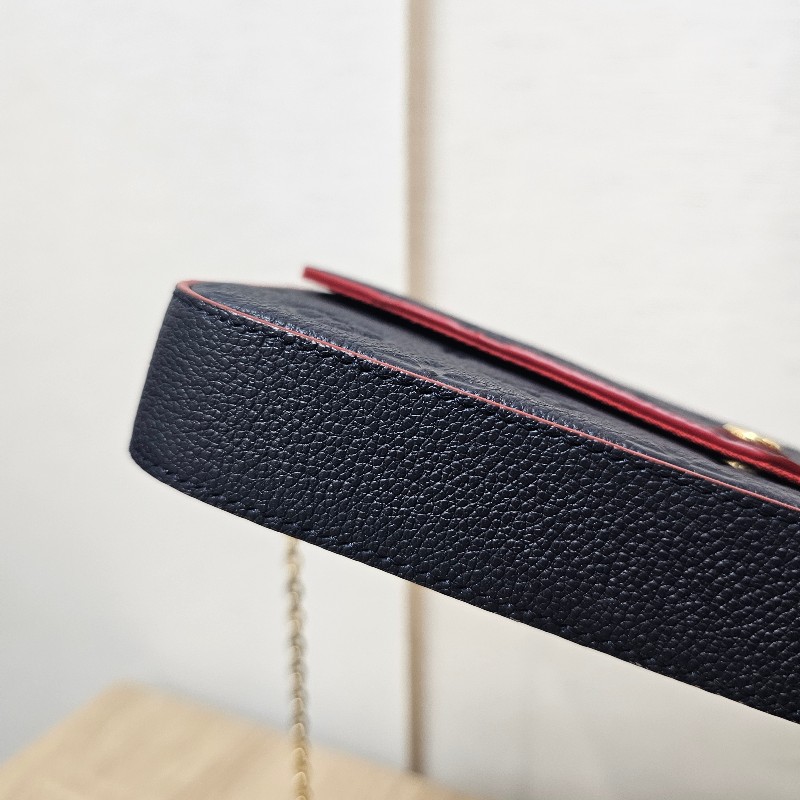 [包況很好瘋狂價格❣️就一顆 ] LV深藍牛皮壓紋金釦Pochette三合一鏈包-10